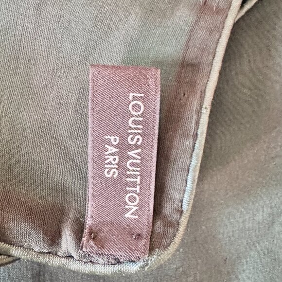 Authentic Louis Vuitton Green Velvet Scarf comes with LV box - Picture 9 of 11